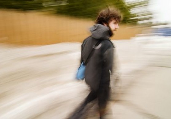 VID kratīšanā izņem 76 tūkstošus latu; uzņēmuma pārstāvis metas bēgt