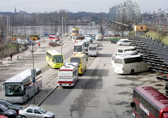 Samazinās sabiedriskā transporta reisus