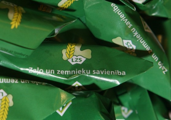 Latvijas Banka: Mainīties var kaut ar konfekšu Gotiņa papīriņiem