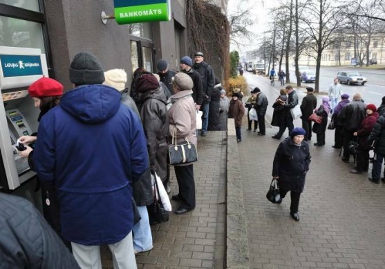  Līdz plkst.18 no Krājbankas bankomātiem izņemts nedaudz vairāk par diviem miljoniem latu