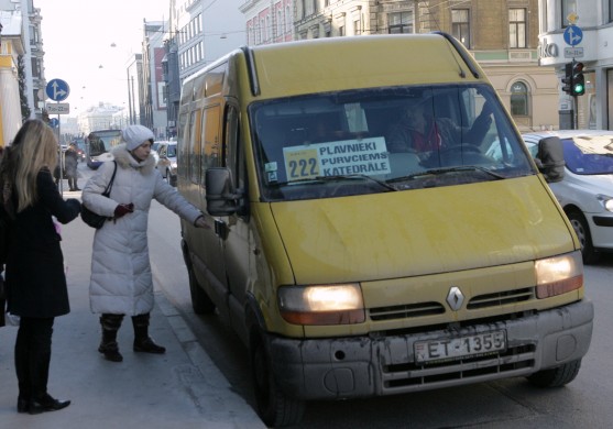 Mikroautobusu reforma Rīgā pagaidām iebraukusi peļķē