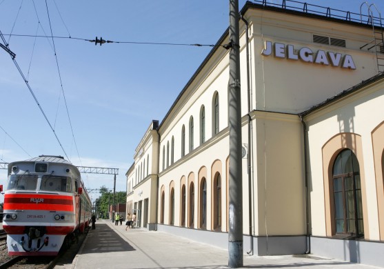 Tehnisku nedienu dēļ kavējas dzelzceļa satiksme Jelgavas virzienā