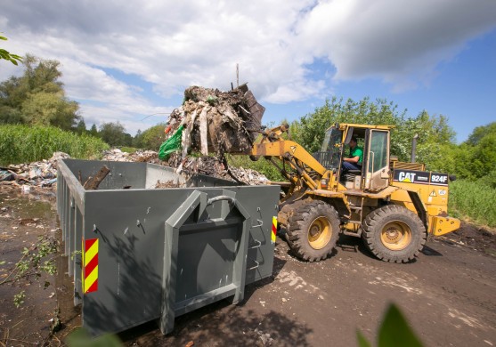 FOTO: Būvgružu izgāztuvi Spilves lidlaukā likvidēs trīs nedēļu laikā