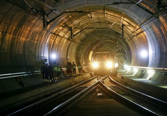 FOTO: Ieskats pasaulē garākajā tunelī Šveices Alpos