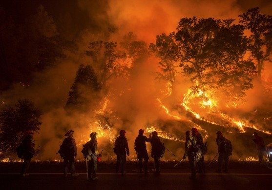 FOTO: Ārkārtas situācija Kalifornijā – mežu ugunsgrēki kļūst nekontrolējami