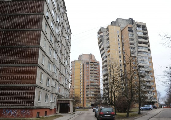 Daudzdzīvokļu mājas birst cauri banku sietam 