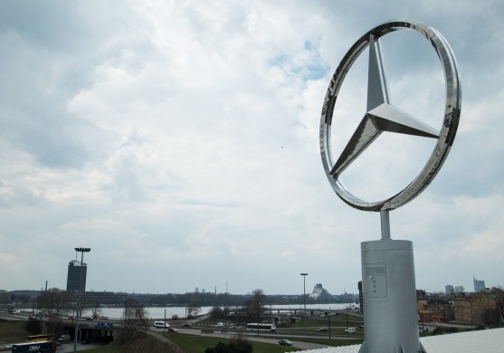 FOTO: Uz Domenikss autosalona uzstādīta Mercedes-Benz zvaigzne 4,5 metru diametrā