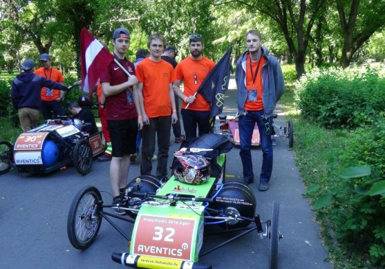 RTU studenti ar pašu būvēto pneimoauto gūst panākumus starptautiskās sacensībās Ungārijā