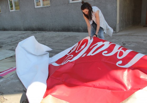 Latvijā sāk mugursomu kolekcijas izstrādi no Coca-Cola ielas banneriem