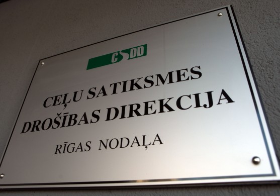 Saistībā ar atklāto ekskluzīvo automašīnu kontrabandas shēmu pratināti trīs CSDD darbinieki