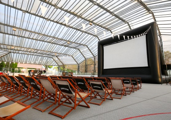 FOTO: Jūrmalā atklāj pirmo āra kinoteātri