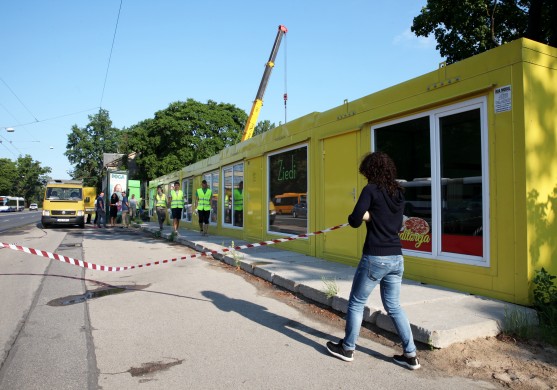 Papildināta - FOTO: Nojauc patvaļīgi uzbūvētus kioskus Deglava ielā
