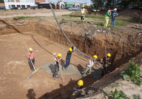 FOTO: Bauskā baseinam sāk betonēt pamatus