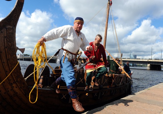 FOTO: Atpūtas braucienus Daugavā sāk piedāvāt arī vikingu kuģis