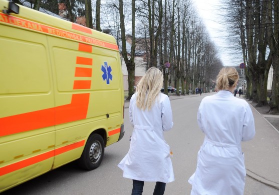 Medicīnas darbinieki izvēlas vieglāko un ienesīgāko ceļu 