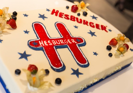 Investējot 2,5 miljonus eiro, atklāts lielākais Hesburger restorāns Latvijā 