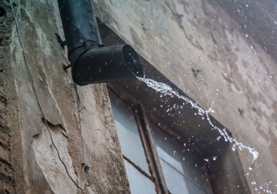 Rīgas ūdens mēnesī par nokrišņu ūdens aizvadīšanu izraksta rēķinus kopumā 27 000 eiro apmērā