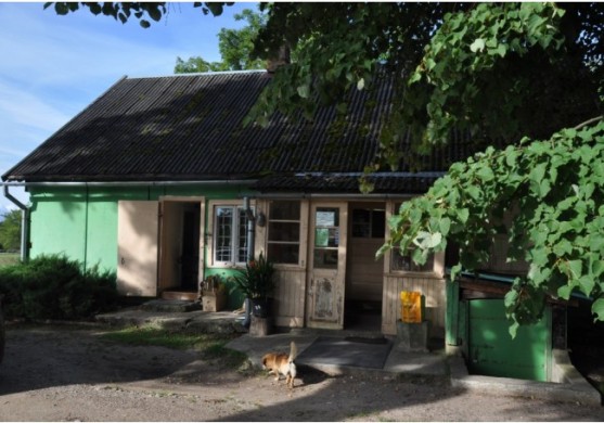Ārzemnieki pie Latvijas lauku veikala fotografējas