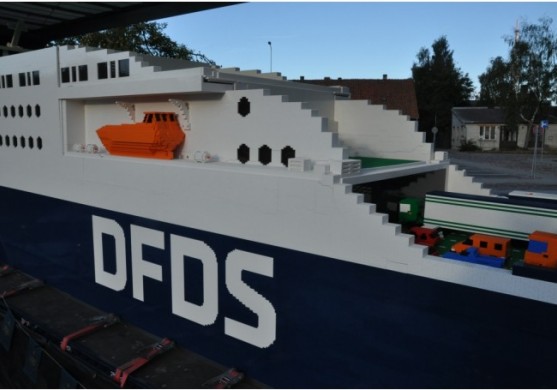 Kuģniecības kompānijas DFDS darbinieki rada milzu Lego kuģi