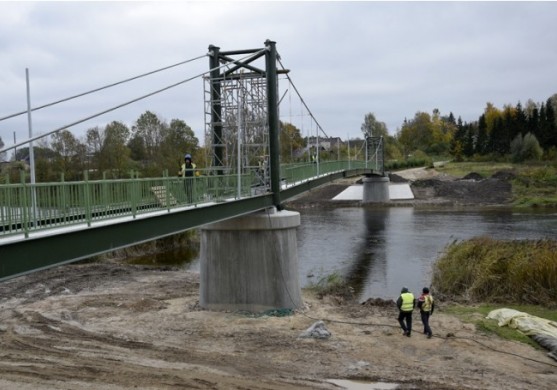 Celtnieki jau šķērso Mūsu pa jauno tiltiņu