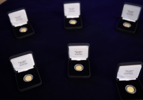 FOTO: Latvijas Banka prezentē monētu Zelta saktas. Ripsakta 
