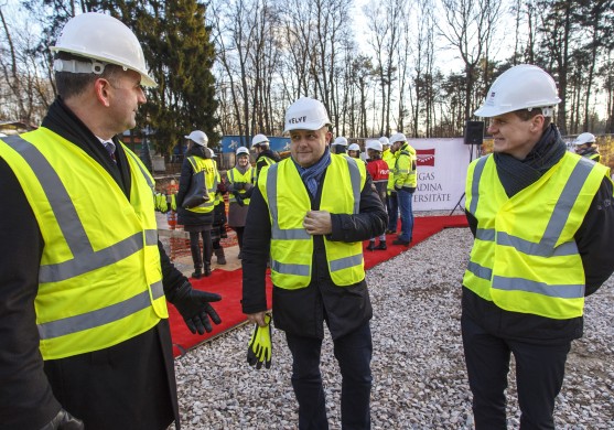 RSU jaunās dienesta viesnīcas pamatos iemūrē kapsulu 