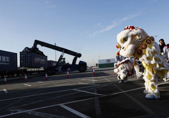 FOTO: Londonā sagaidīts Ķīnas konteinervilciens