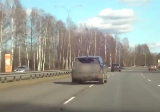 VIDEO: 19 gadus veca autovadītāja automašīnā Land Rover pa Jūrmalas šoseju traucas ar ātrumu 154 kilometri stundā