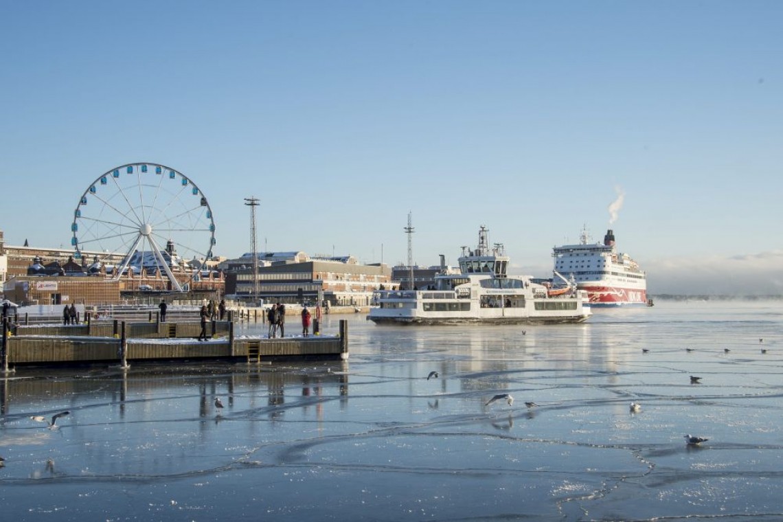 Порт в финляндии. Порт Хельсинки. Морские Порты Финляндии. Морской порт в Хельсинках. Хельсинки порт вид с воды.