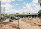 FOTO: Atsāk Sarkandaugavas pārvada būvniecību; izmaksu jautājumu vēl risina