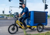 Piegādēs Viļņā Ikea testē saules enerģijas kravas velosipēdu