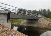 Jelgavas novadā uzbūvēts koka tilts 60 tonnu smagai slodzei