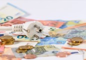 Čehijā pieņem likumu par lielas peļņas nodokli
