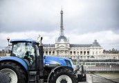 Lauksaimnieki ar traktoriem ierodas Parīzē