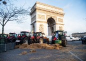 Francijas lauksaimnieku protestos pie Triumfa arkas 66 aizturētie