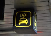 Plāno noteikt maksimālo tarifu braucienam ar taksometru no lidostas