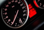 Jauniem transportlīdzekļiem ES jābūt aprīkotiem ar intelektisko ātruma pielāgošanas sistēmu