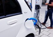 Uzņēmējiem un valsts iestādēm pieejami 5 miljoni eiro elektroauto iegādei