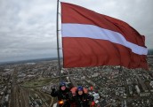 Valsts augstākajos sakaru torņos tradicionāli plīvo valsts karogi