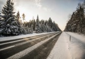 Sniegs un putenis apgrūtina braukšanu visā valsts teritorijā