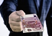 Korupcija Latvijā izzūd, vai arī šos noziegumus nereģistrē, neizmeklē, nesoda
