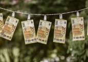 Premjere aicina valsts pārvaldi atteikties no naudas balvām