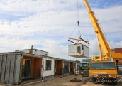 Jelgavā sāk uzstādīt otrā īres nama modulārās konstrukcijas