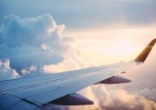 Apsver iespēju aizliegt Ķīnas aviokompānijām ceļā uz un no ASV izmantot Krievijas gaisa telpu