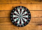 Lietainu dienu spēles: darts, biljards, boulings un citas spēles, kuras varat pārnest uz mājām
