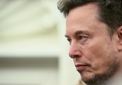 Tesla akcionāri pieņem plānu par triljona dolāru atalgojumu Maskam