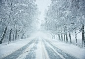 Apgrūtināta braukšana pa galvenajiem autoceļiem visā Latvijā