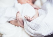 Lietuvā pērn reģistrēti gandrīz 24 000 jaundzimušo