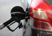 Siliņa sola "iespaidīgu" virspeļņas nodokli degvielas tirgotājiem
