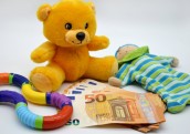 Pabalsti un pensijas 10 gados augušas straujāk par algām